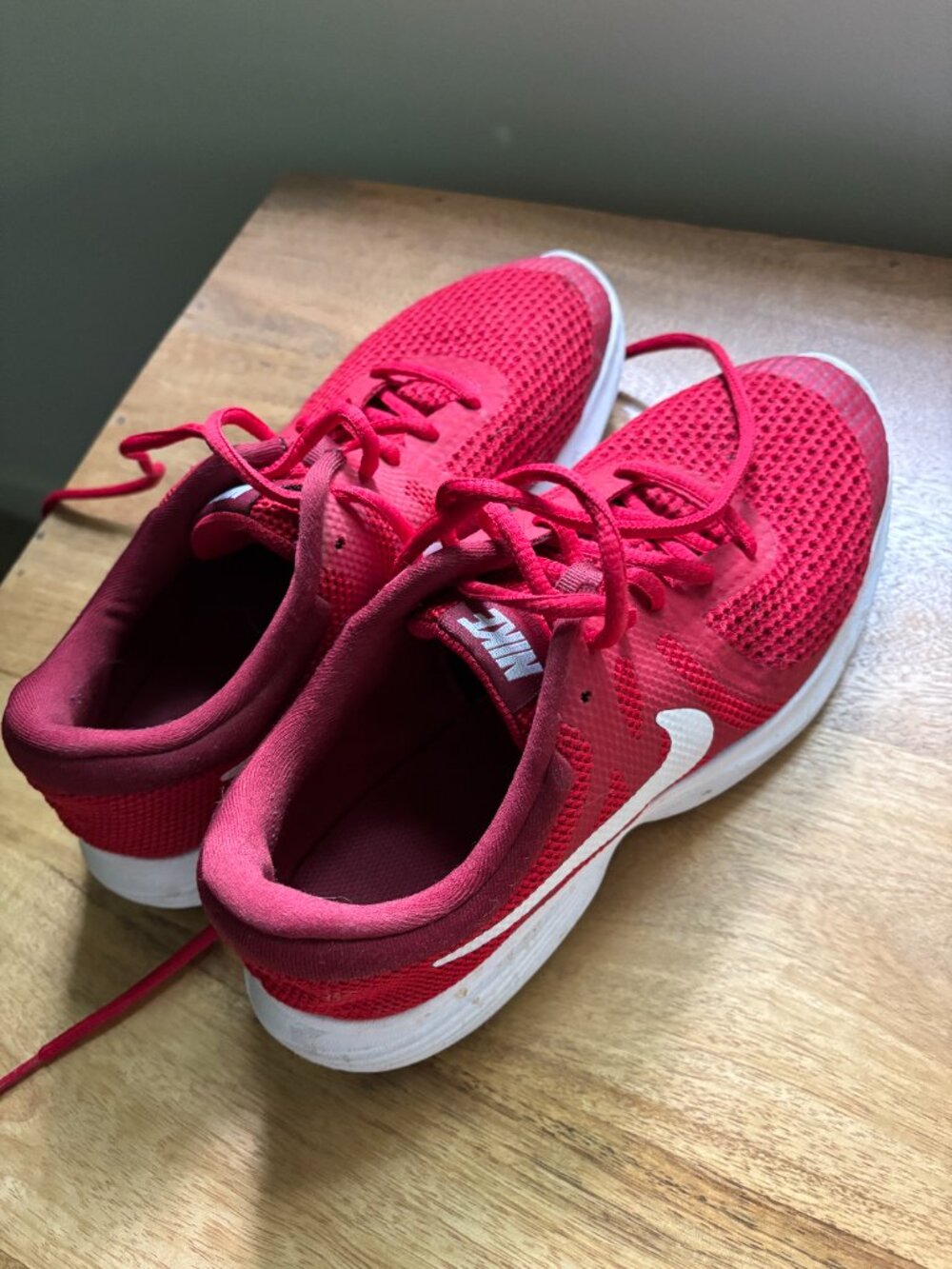 KIDS RED NIKE SNEAKER REVOLUTION SHOE SIZE 6Y (WOMENS SIZE 7.5) - Picture 4 of 5